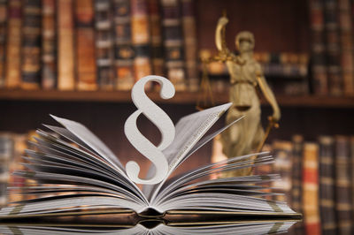 法律公正的象征 從書籍到棉紗的隱喻